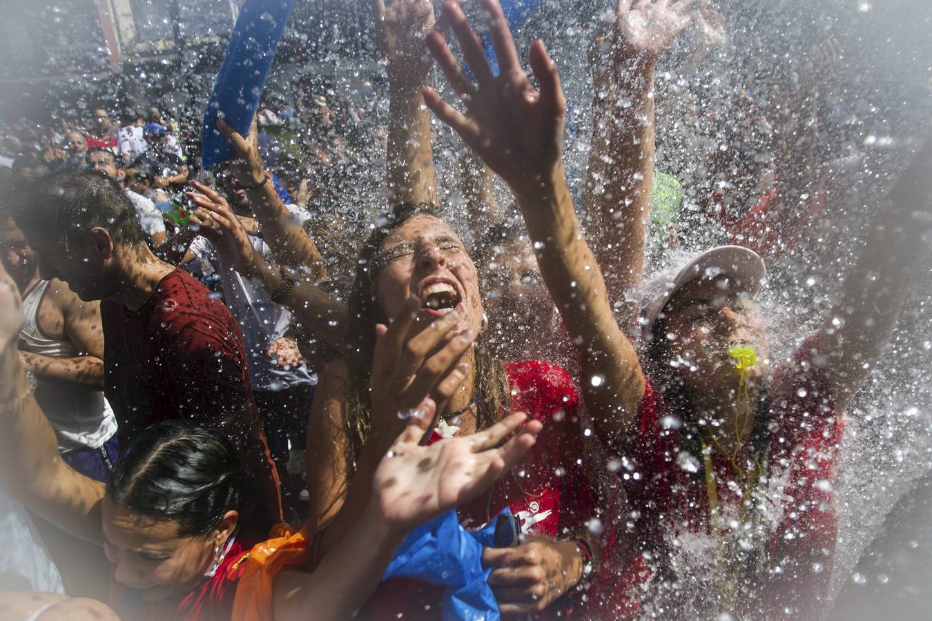 La localidad arousana de Vilagarcía, celebra la "Festa da Auga" Fiesta del agua, en el día de San Roque. Esta tradicional fiesta concentrará a miles de personas y romeros en la Plaza de Galicia de Vilagarcía de Arousa (Pontevedra), que piden agua a los habitantes de la ciudad para refrescarse.