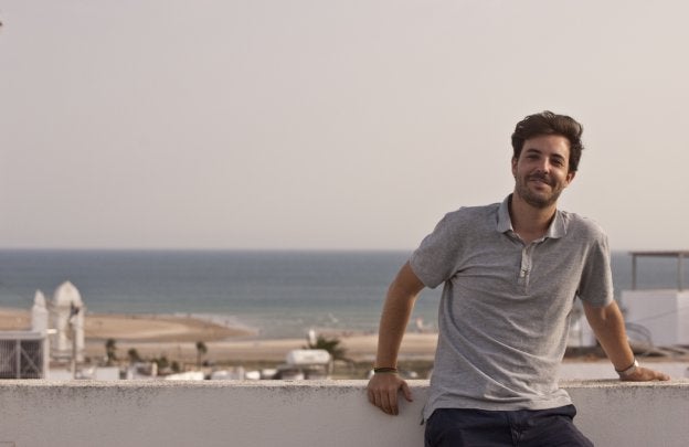 El joven extremeño, en la terraza del hostal El Arco, en el que este verano trabaja cuatro horas diarias. :: armero