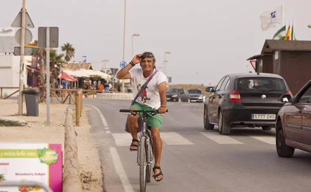 En El Palmar, por la carretera que discurre paralela a la playa, en su segundo día de vacaciones. :: Armero