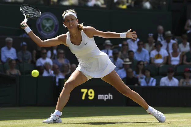 Azarenka, en pleno partido en el torneo de Wimbledon el pasado mes de julio. :: Glyn Kirk / AFP