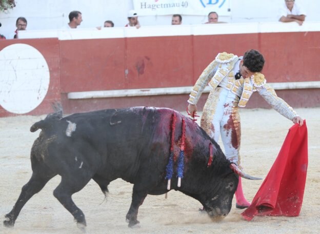 Tomás Campos, con uno de sus toros, durante la corrida de ayer en Mimizan. :: Carmelo bayo