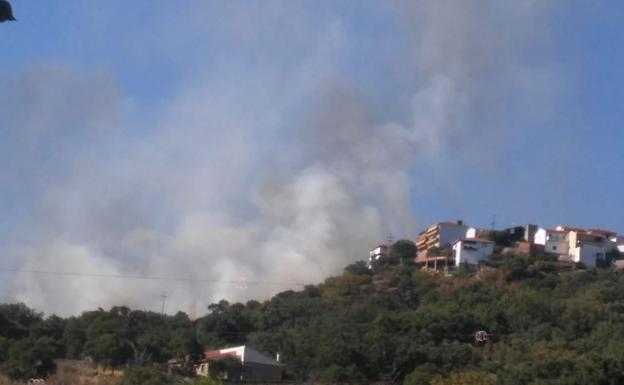 Imagen del humo cerca de la localidad cacereña de Eljas