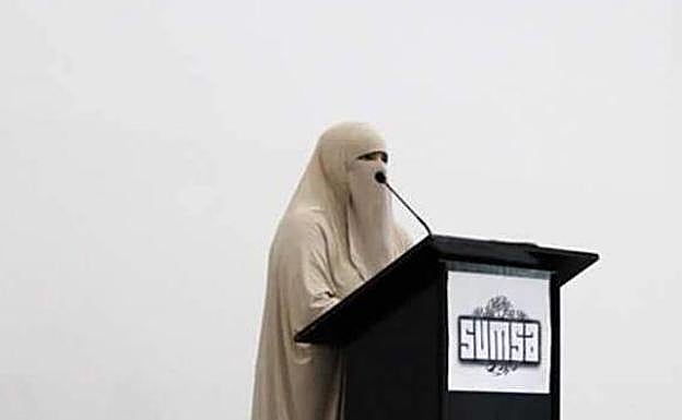 Una predicadora musulmana dice que las mujeres cometen «un gran pecado» depilándose las cejas