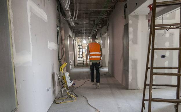 Así estaban las obras de la Unidad de Oncohematología Pediátrica en La quinta planta del Materno Infantil de Badajoz en el mes de marzo