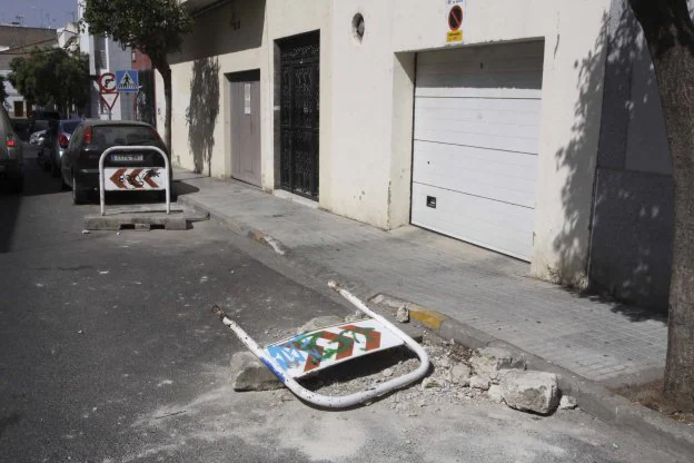 Isleta de protección de vado destrozada en la calle Lope de Vega. 