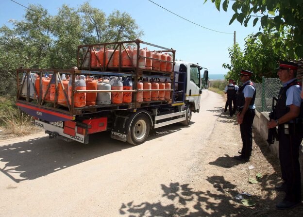 Un camión retira parte de las 120 bombonas de butano halladas en el chalé de Alcanar. :: efe