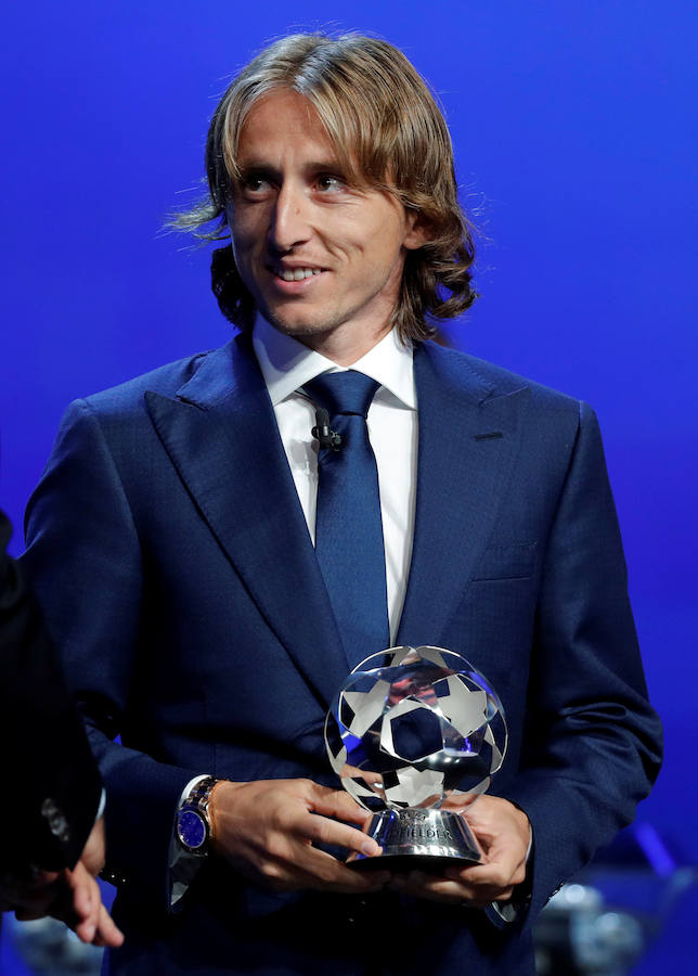 Luka Modric, con el premio al mejor centrocampista de la pasada Champions.