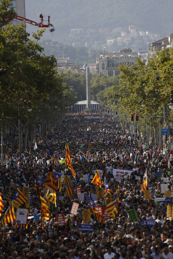 Miles de personas desbordan el paseo de Gràcia y el centro de Barcelona en una manifestación contra el terrorismo tras los atentados de la semana pasada, una protesta bajo el lema "No tinc por" (No tengo miedo) a la que asiste el Rey, el presidente del Gobierno, Mariano Rajoy, y los presidentes autonómicos, entre otras autoridades. 