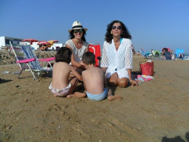 Patricia con sus hijos y con su madre, Isabel, echando la tarde en la playa de La Antilla este verano. :: JLG