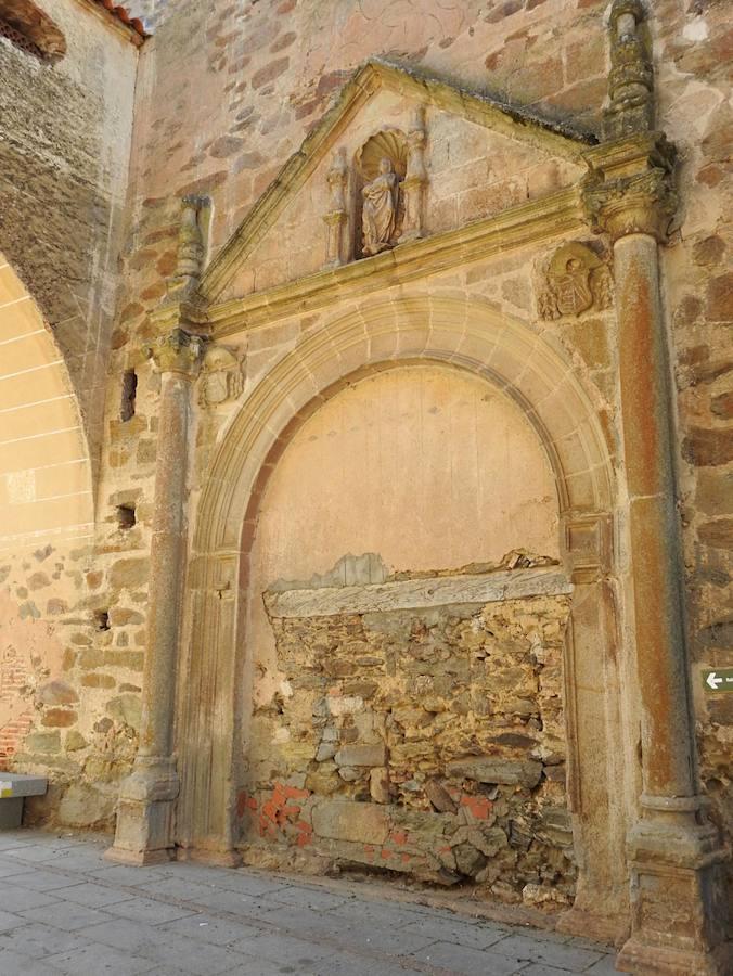 Puerta cerrada desde 1504 en la iglesia de Jaraicejo. ::HOY