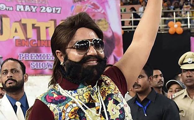 Gurú convertido a actor Gurmeet Ram Rahim Singh saluda durante una visita en mayo.