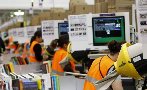 Varios trabajadores en un centro logístico.