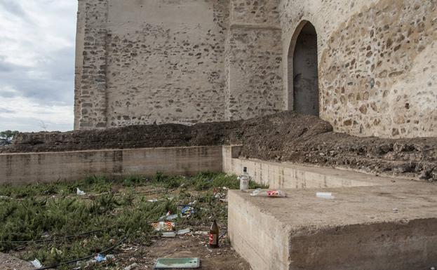 Restos de botellón en la zona del Alpéndiz.