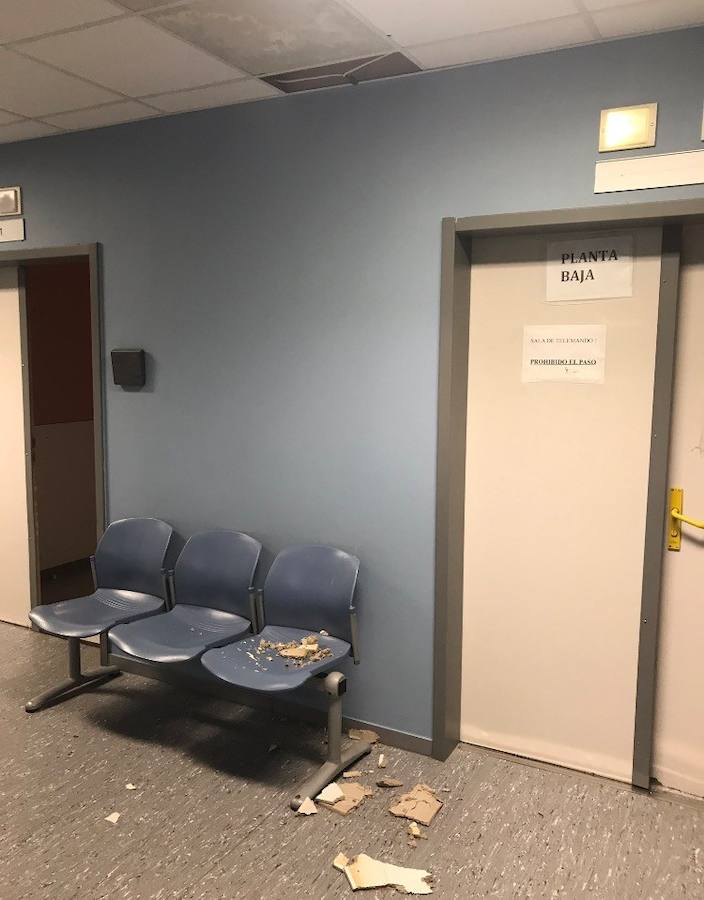 El desprendimiento de un trozo de techo sobre la sala de espera de Rayos del Hospital San Pedro de Alcántara no causó daños personales.