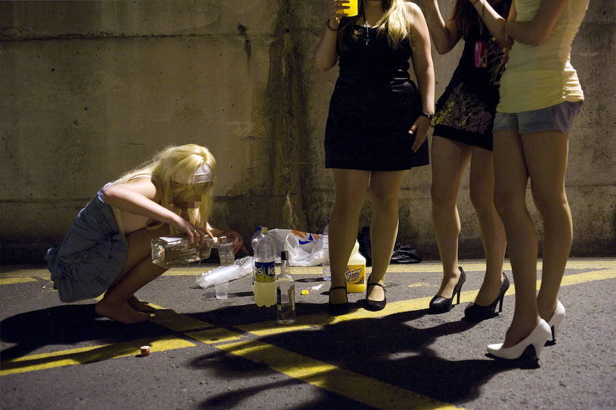 Chicas jóvenes de botellón consumiendo alcohol.
