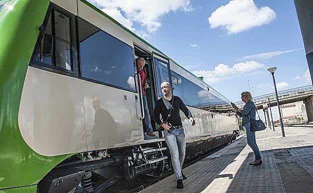 En el tren procedente de Portugal que llega a Badajoz por primera vez en cinco años llegaron seis personas.