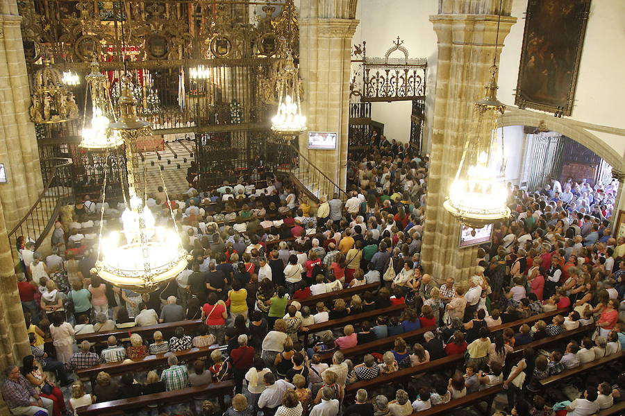 Día de Gudalupe en el interior de la iglesia del Monasterio. 