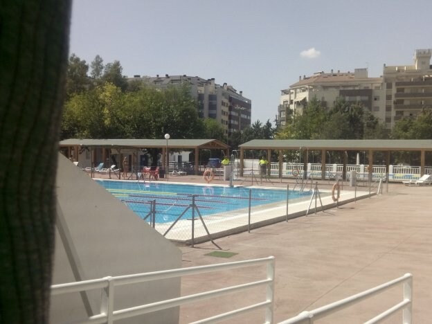 Imagen de una de las piscinas vacías, al mediodía de ayer. :: a. méndez