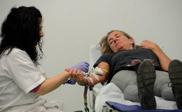 Una mujer donando sangre en Badajoz.