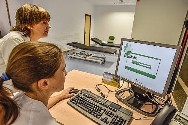 Dos trabajadoras del SES con uno de los equipos informáticos.