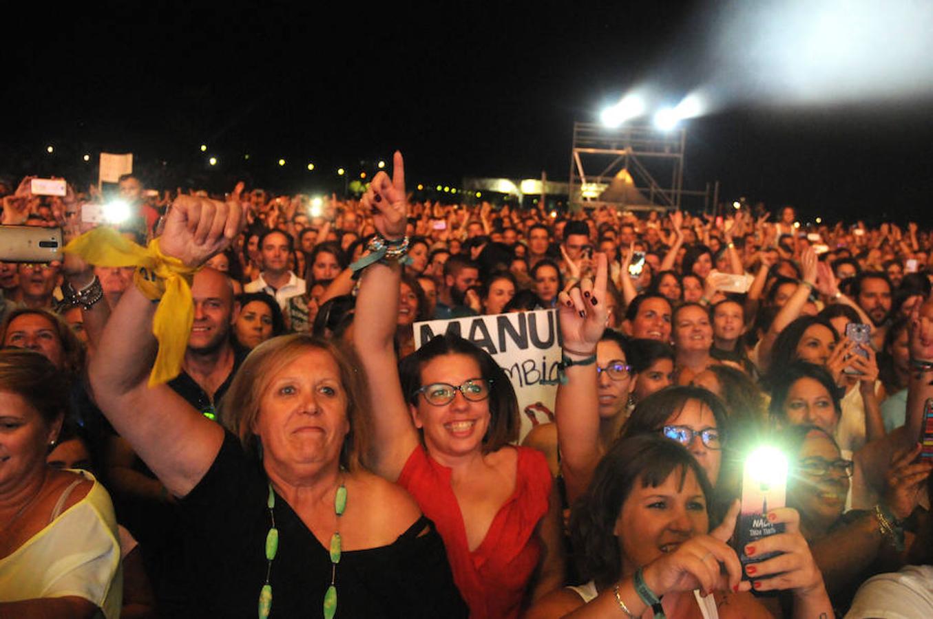 Manuel Carrasco volvió a triunfar en Mérida donde ya repite éxito. Con más de 15.000 personas en el público, el concierto de ayer se convirtió en uno de los más multitudinarios de Extremadura de este año.