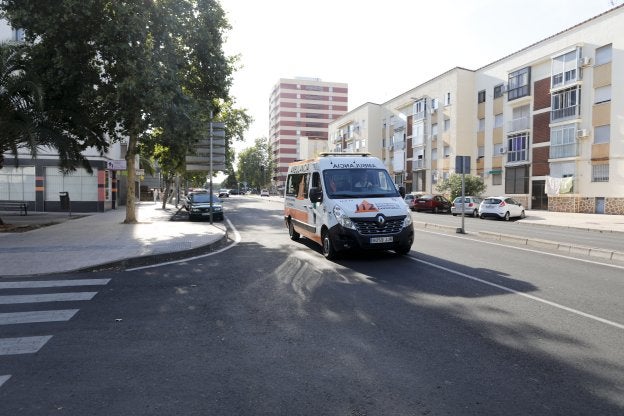 Una ambulancia pasa por la avenida de la Hispanidad, en el punto del atropello del 17 de agosto. :: a. m.