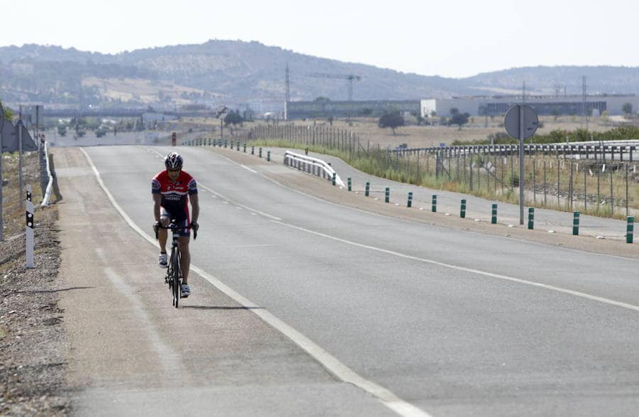 Un aficionado al ciclismo circula por una carretera extremeña. :: HOY