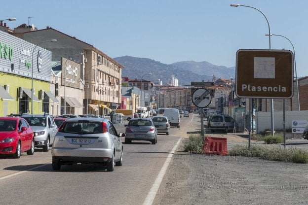 Entrada a Plasencia por la avenida de España, que será reformada tras la firma del convenio. :: andy solé