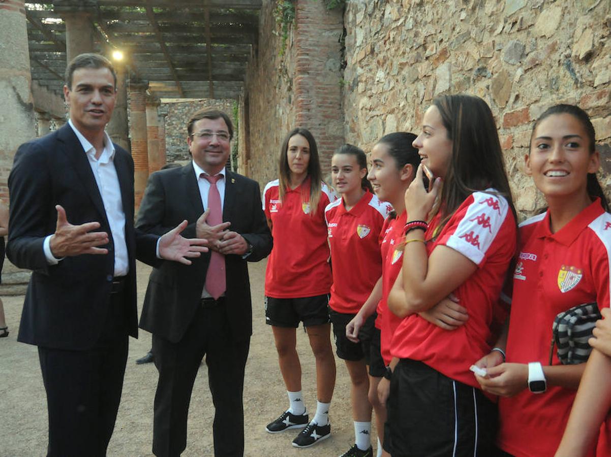 Han recibido el galardón el Orfeón Cacereño; el Colegio San José de Villafranca de los Barros; el equipo de fútbol femenino Santa Teresa; el cantautor Pepe Extremadura, y la cooperante y directora de Médicos Mundi en la región, María Victoria López