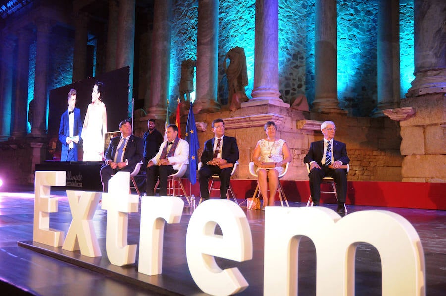 Han recibido el galardón el Orfeón Cacereño; el Colegio San José de Villafranca de los Barros; el equipo de fútbol femenino Santa Teresa; el cantautor Pepe Extremadura, y la cooperante y directora de Médicos Mundi en la región, María Victoria López