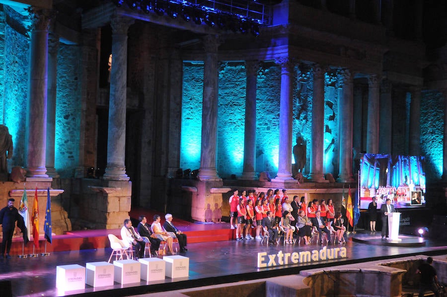 Han recibido el galardón el Orfeón Cacereño; el Colegio San José de Villafranca de los Barros; el equipo de fútbol femenino Santa Teresa; el cantautor Pepe Extremadura, y la cooperante y directora de Médicos Mundi en la región, María Victoria López