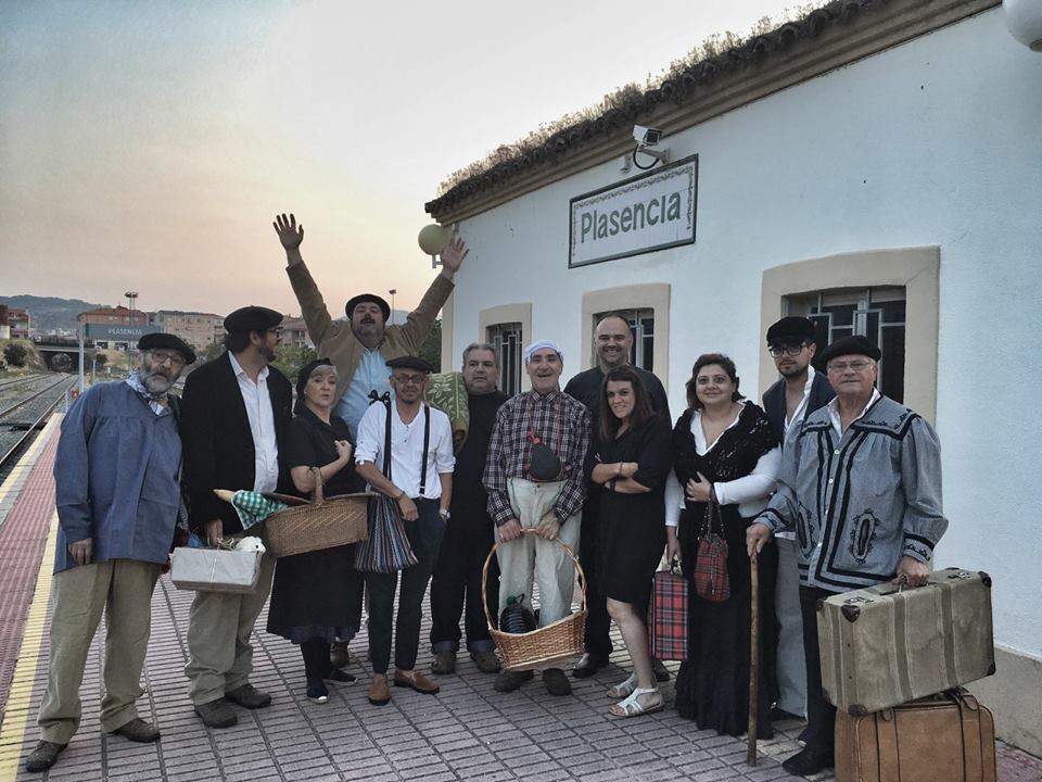 Extremeños caracterizados como los personajes de la película de 'Los Santos Inocentes' han llegado este viernes, en un tren procedente de Plasencia, a la estación de Atocha, en Madrid, para reclamar a Renfe la dotación de un tren digno para la región extremeña.