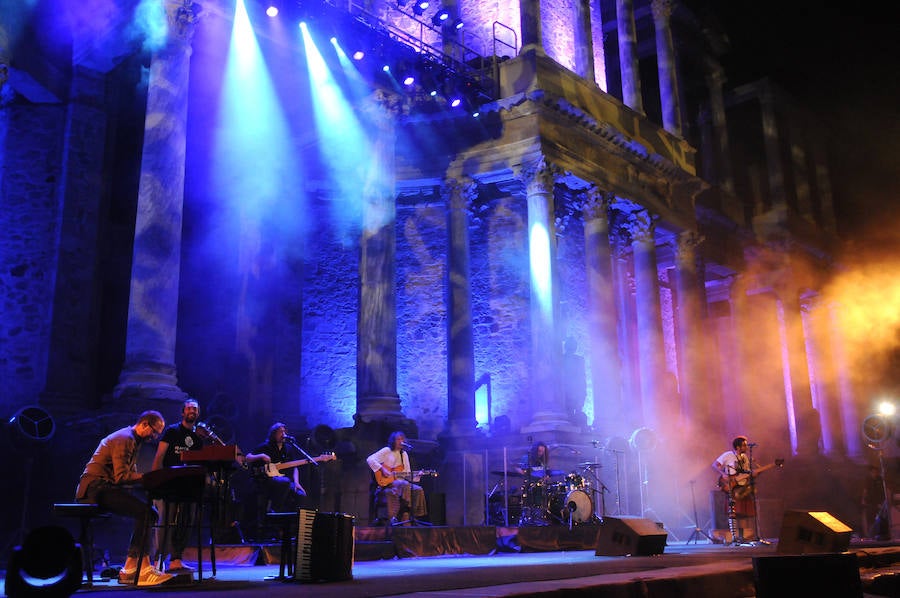 3.000 incondicionales disfrutaron del concierto de Robe Iniesta en el Día de Extremadura