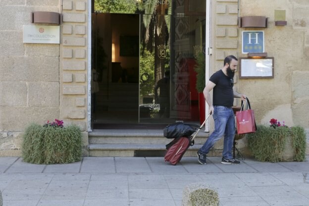 En la imagen, un turista saliendo del hotel NH Palacio de Oquendo el mediodía de ayer. :: lorenzo cordero