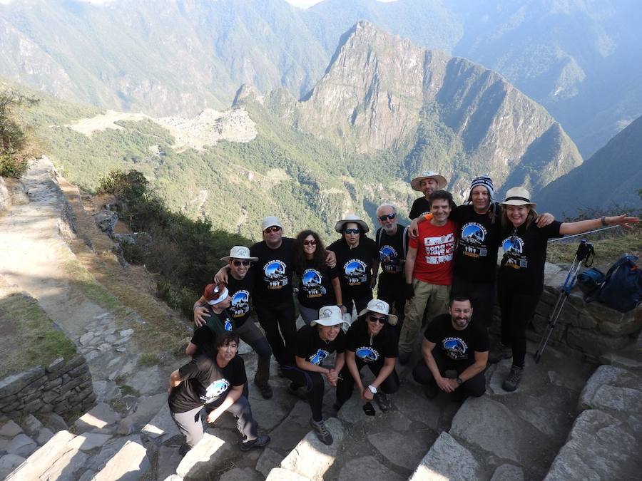 Françoise con el grupo y Machu Picchu de fondo. 