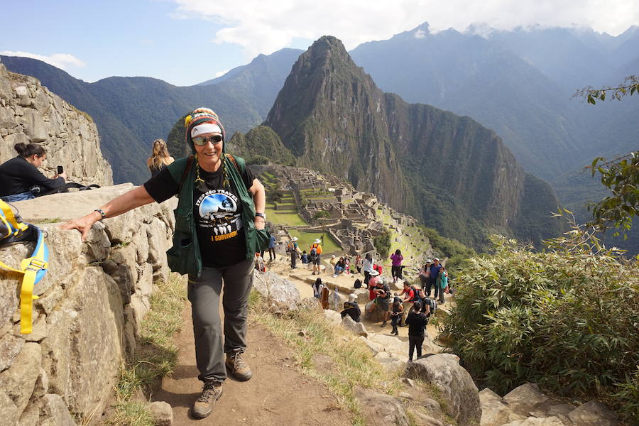 Françoise sonríe satisfecha al llegar a Machu Picchu.