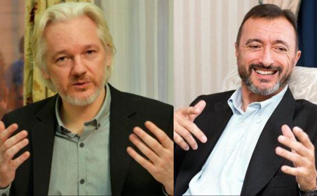 Pérez Reverte llama «perfecto idiota» a Assange en una discusión sobre Cataluña