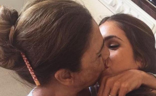Polémica en Instagram por un beso entre Lolita y su hija Elena Furiase