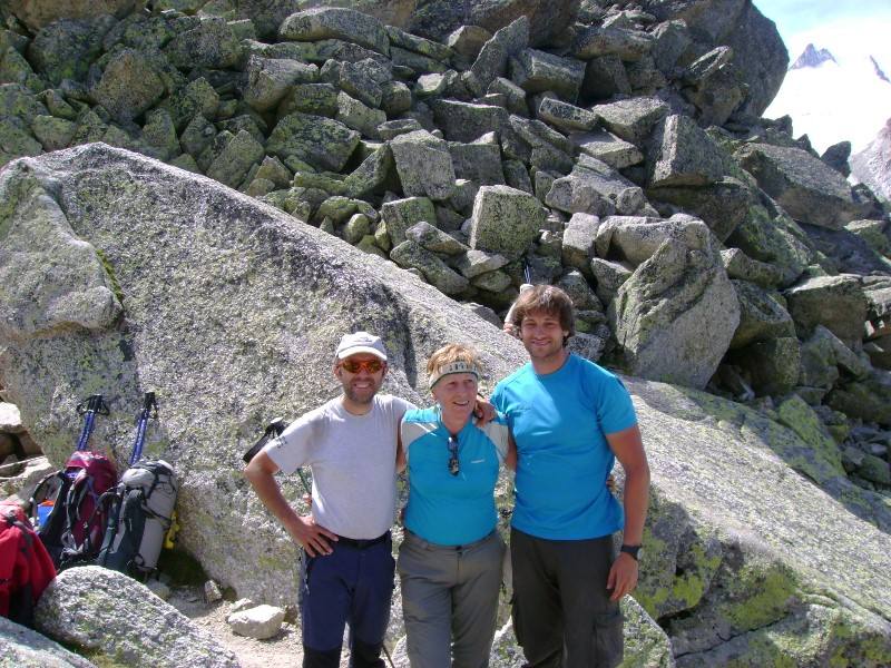 Françoise, con dos compañeros en el Tour del Mont Blanc.