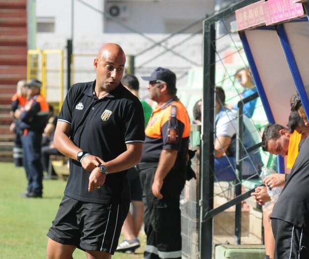 Mehdi Nafti se dirige a su banquillo en el choque del domingo ante Las Palmas Atlético. :: Brígido