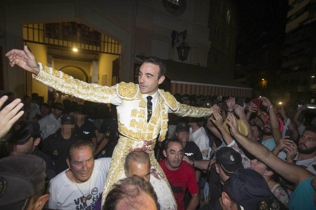 Enrique Ponce sale a hombros tras cortar las dos orejas y el rabo a su segundo toro. :: efe