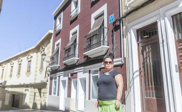 Paqui Campos junto a su apartamento turístico