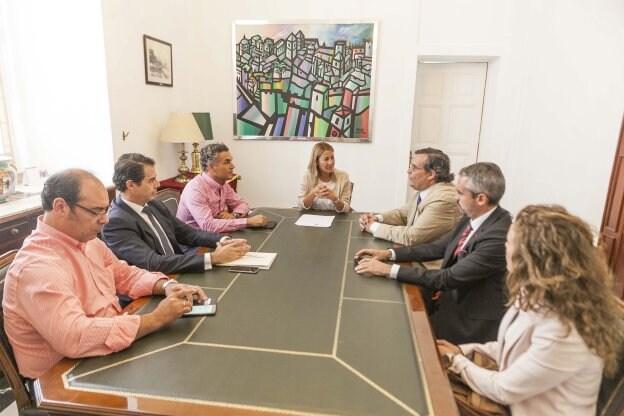 Imagen de los hoteleros reunidos ayer con la alcaldesa de Cáceres, Elena Nevado. :: jorge rey