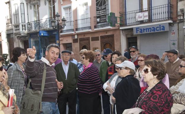 Un guía turístico explica a una excursión del Imserso alguno de los monumentos de Badajoz.