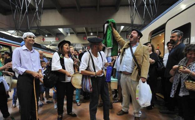 Miembros de 'Milana Bonita' durante su protesta en Atocha