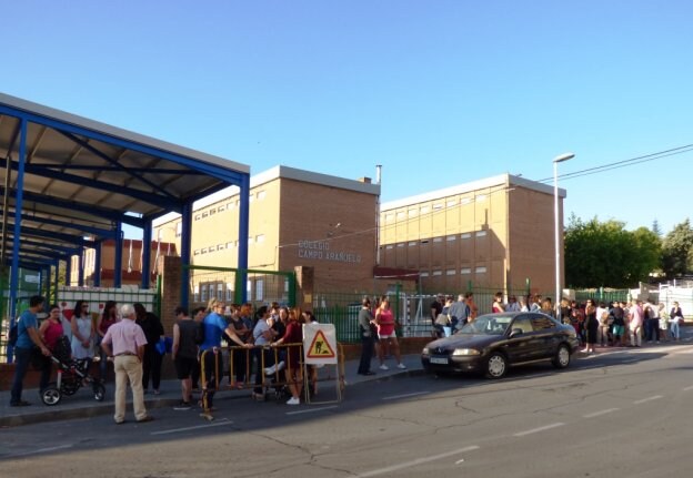 Protesta a las puertas del colegio Campo Arañuelo. :: MAM