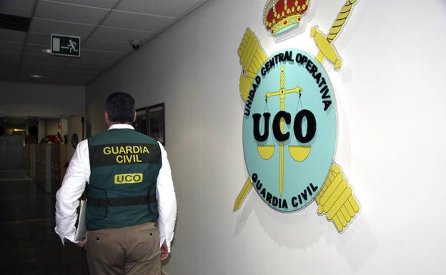 Un agente de la Benemérita en los pasillos de la UCO en Madrid