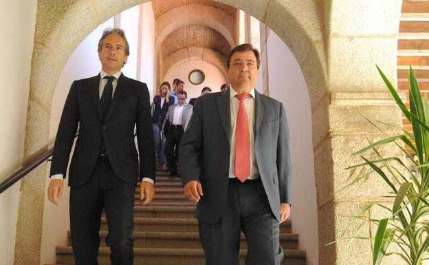 El presidente Guillermo Fernández Vara e Íñigo de la Serna, en la sede de Presidencia. :: 