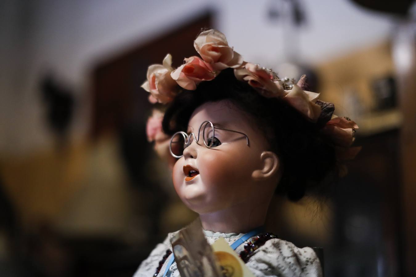En un pequeño pero mágico local de Buenos Aires el doctor Julio Roldán se encarga de restaurar muñecas y devolver a sus dueños los recuerdos, la ilusión y el cariño que simbolizan