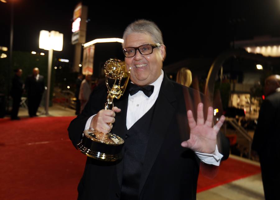 El productor David Mandel posa con su galardón durante la gala de los premios Emmy.